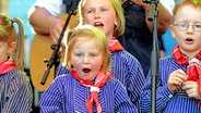 Besucher des Schleswig-Holstein-Tages in Rendsburg. © dpa - Bildfunk Foto: Carsten Rehder