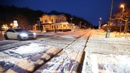 Schnee liegt auf den Gleisen am Bahnhof Bad Malente-Gremsmühlen.
