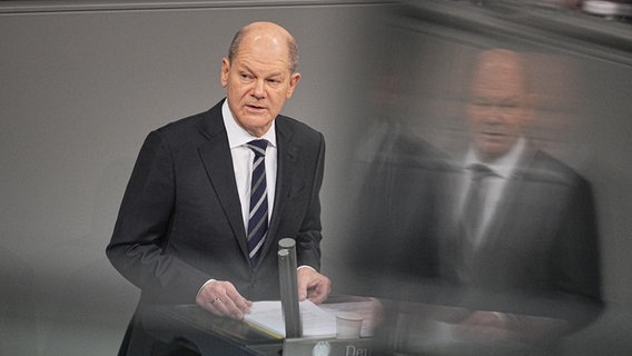 Bundeskanzler Olaf Scholz (SPD) gibt im Bundestag seine erste Regierungserklärung ab.  