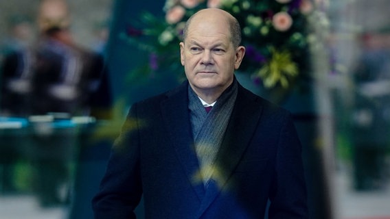 Bundeskanzler Olaf Scholz (SPD) wartet auf den Ministerpräsidenten von Irland im Bundeskanzleramt.  Foto: Kay Nietfeld/dpa