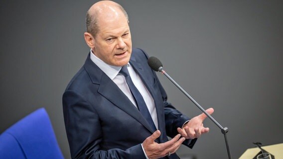Bundeskanzler Olaf Scholz beantwortet an einem Mikrophon Fragen von Abgeordneten © dpa Foto:  Michael Kappeler