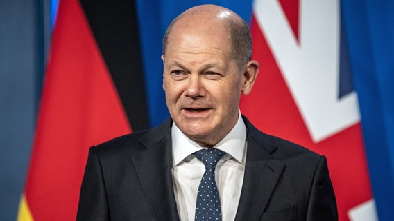 Bundeskanzler Olaf Scholz spricht bei einer Pressekonferenz während seines Antrittsbesuchs in Großbritannien. © dpa Foto: Michael Kappeler/dpa