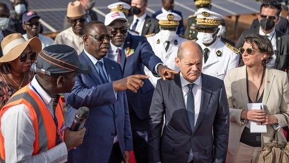 Bundeskanzler Olaf Scholz (SPD), nimmt neben Macky Sall, Präsident der Republik Senegal, an der Eröffnung einer Photovoltaikanlage in Diass teil. © dpa Bildfunk Foto: Michael Kappeler