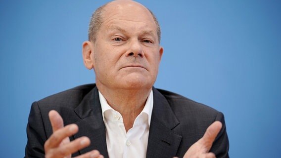 Bundeskanzler Olaf Scholz (SPD) spricht in der Bundespressekonferenz während der Sommer-Pressekonferenz über Themen der Innen-und Außenpolitik. © Kay Nietfeld/dpa 