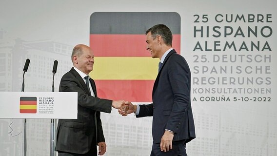 Pedro Sánchez (r), Ministerpräsident von Spanien, und Bundeskanzler Olaf Scholz (SPD) reichen sich bei den deutsch-spanischen Regierungskonsultationen die Hände. © Kay Nietfeld/dpa 