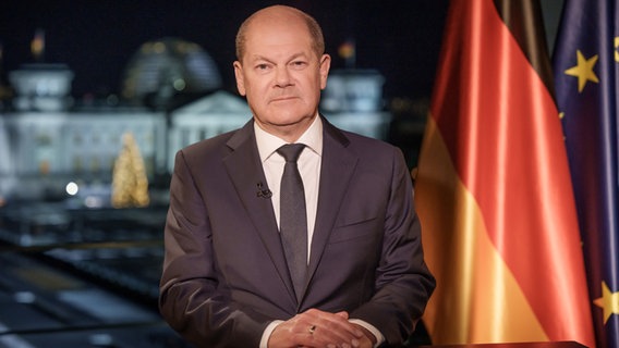 Bundeskanzler Olaf Scholz (SPD) sitzt bei der Aufzeichnung der Neujahrsansprache im Kanzleramt in Berlin © dpa Pool/dpa Foto: Michael Kappeler