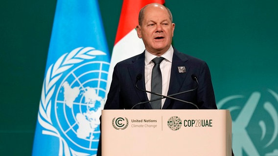 Bundeskanzler Olaf Scholz (SPD) spricht während der Weltklimakonferenz der Vereinten Nationen in Dubai. © dpa bildfunk/AP Foto: Rafiq Maqbool
