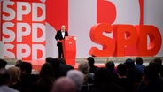 Bundeskanzler Olaf Scholz (SPD) spricht beim Bundesparteitag der SPD in Berlin. © dpa-Bildfunk Foto: Bernd von Jutrczenka/dpa