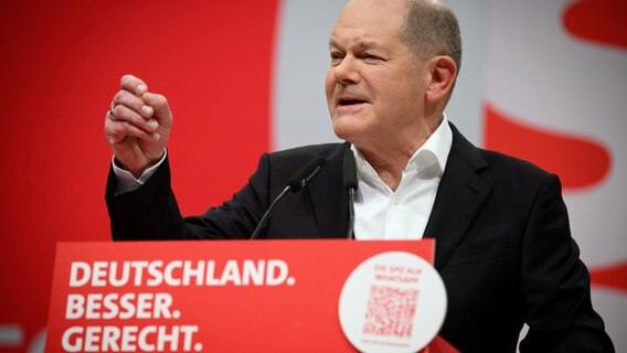 Bundeskanzler Olaf Scholz (SPD) spricht beim ordentlichen Bundesparteitag der SPD auf dem Berliner Messegelände. © Bernd von Jutrczenka/dpa 