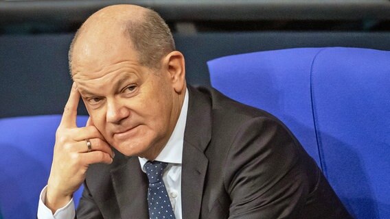 Bundeskanzler Olaf Scholz (SPD) sitzt im Bundestag auf seinem Platz. © dpa bildfunk Foto: Michael Kappeler