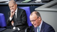 Friedrich Merz, CDU-Bundesvorsitzender und Unionsfraktionsvorsitzender, spricht neben Bundeskanzler Olaf Scholz (l., SPD) im Bundestag. © dpa bildfunk Foto: Kay Nietfeld