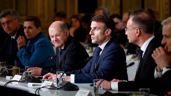 Emmanuel Macron, Präsident von Frankreich, sitzt im Elysee-Palast in Paris bei einer Konferenz neben Bundeskanzler Olaf Scholz (SPD). © dpa bildfunk/RTR/AP Foto: Gonzalo Fuentes