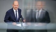 Bundeskanzler Olaf Scholz (SPD) steht an einem Pult und spricht. © picture alliance/dpa Foto: Kay Nietfeld
