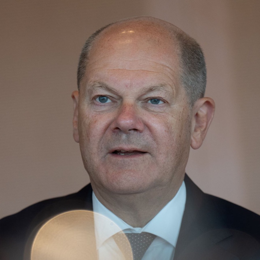 Bundeskanzler Olaf Scholz (SPD), wartet auf Beginn der Sitzung des Bundeskabinetts im Kanzleramt. © picture alliance/dpa | Michael Kappeler Foto:  Michael Kappeler