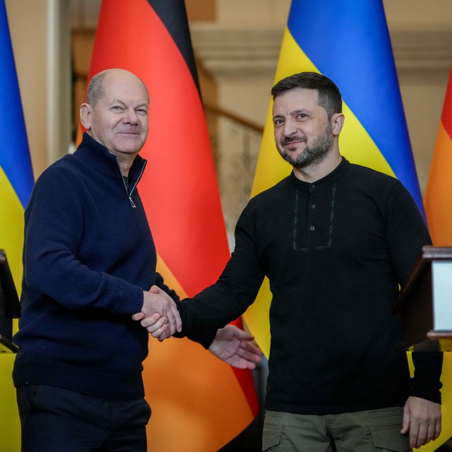 Wolodymyr Selenskyj (r), Präsident der Ukraine, und Bundeskanzler Olaf Scholz (SPD) geben sich nach einem gemeinsamen Treffen und einer Pressekonferenz die Hände. © picture alliance/dpa Foto: Kay Nietfeld
