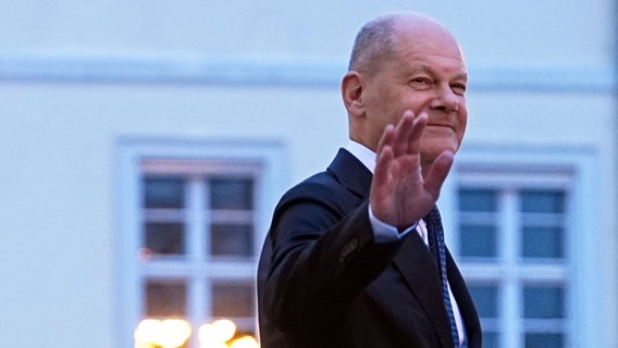 Der geschäftsführende Bundeskanzler Olaf Scholz (SPD) verlässt nach der Übergabe der Entlassungsurkunden durch Bundespräsident Steinmeier winkend das Schloss Bellevue. © picture alliance/dpa | Michael Kappeler Foto: Michael Kappeler