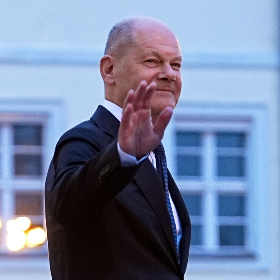 Der geschäftsführende Bundeskanzler Olaf Scholz (SPD) verlässt nach der Übergabe der Entlassungsurkunden durch Bundespräsident Steinmeier winkend das Schloss Bellevue. © picture alliance/dpa | Michael Kappeler Foto: Michael Kappeler
