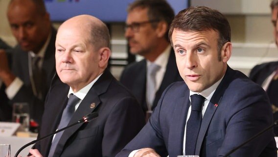 Bundeskanzler Olaf Scholz und Frankreichs Präsident Emmanuel Macron im Pariser Elysée-Palast © picture alliance/dpa/MAXPPP Foto: Fred Dugit