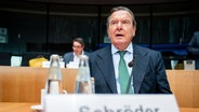 Gerhard Schröder (SPD), ehemaliger Bundeskanzler, sitz in einem Sitzungssaal an einem Tisch. © picture alliance Foto: Kay Nietfeld