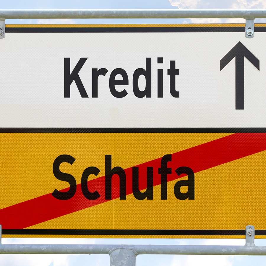 Symbolisches Ortsausgangsschild mit der Aufschrift: "Schufa" vor gelbem Hintergrund mit einem roten diagonalen Balken durchgestrichen. Darüber "Kredit" vor weißem Hintergrund, daneben rechts ein schwarzer Pfeil nach oben gerichtet. © picture alliance / Eibner-Pressefoto Foto: Eibner-Pressefoto / Beaut.Sports / Beele