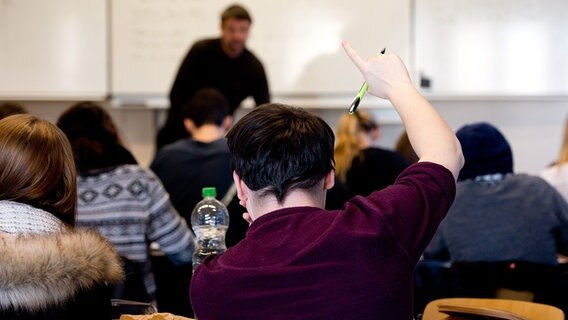Ein Schüler meldet sich während des Unterrichts in einem Klassenraum. © dpa bildfunk Foto: Sebastian Kahnert