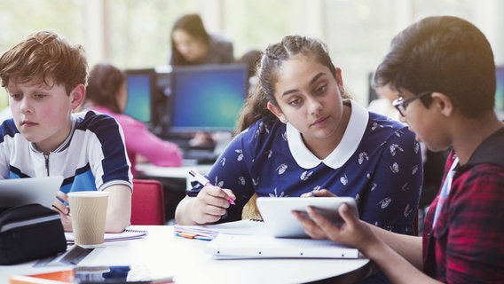 Schüler lernen mit Tablet. © imago/Science Photo Library Foto: Science Photo Library