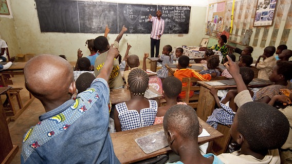 Unterricht in einem Klassenraum in einer Schule in der Elfenbeinküste. © dpa picture alliance Foto: Mika Schmidt