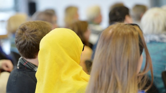 Kinder sitzen bei einer Veranstaltung in der Schule © picture-alliance Foto: Frank May