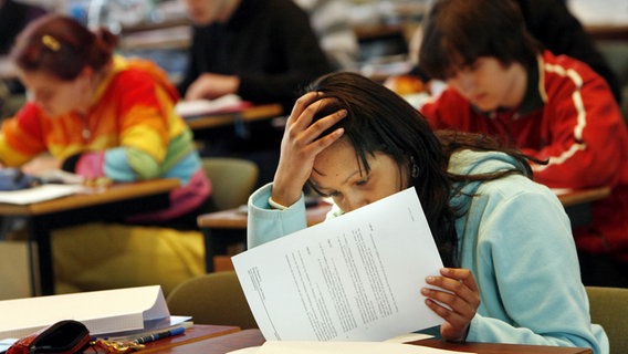 Schüler grübeln über ihren Prüfungsunterlagen. Schüler grübeln über ihren Prüfungsunterlagen. © dpa - Bildfunk Foto: Frank Rumpenhorst