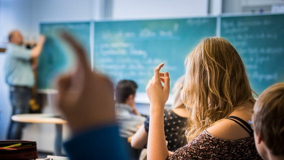 Schüler melden sich während einer Unterrichtsstunde © picture alliance / photothek | Thomas Trutschel 