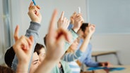 Schüler melden sich im Unterricht ©  Robert Kneschke Foto: Fotolia