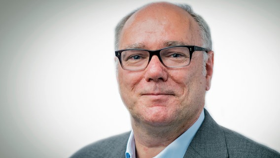 Porträtfoto des Netz-Experten Prof. Dr. Wolfgang Schulz. Porträtfoto des Netz-Experten Prof. Dr. Wolfgang Schulz. © Alexander von Humboldt Institut für Internet und Gesellschaft in Berlin Foto: Marcel Schwickerath