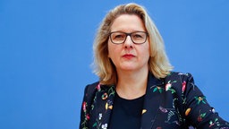 Bundesumweltministerin Svenja Schulze bei einer Pressekonferenz. © dpa bildfunk Foto: Fabrizio Bensch/Reuters-Pool