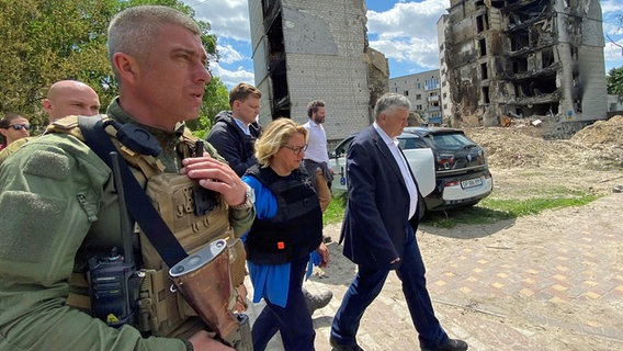 Federal Development Minister Svenia Schulz (Social Democratic Party) walks through Burdzhanka, a devastated suburb of Kyiv, accompanied by a soldier and city mayor Georgy Zhirko (right).  © dpa bildfunk Photo: Ulf Mauder