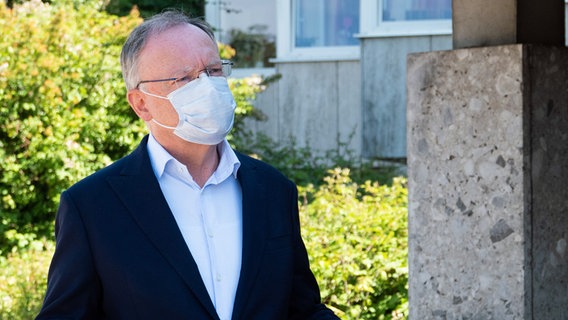 Stephan Weil mit Maske. © dpa picture alliance Foto: Hilal Özcan