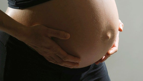 Eine schwangere Frau © beyond Foto: Claudia Göpperl