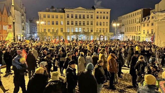 Auf dem Schweriner Marktplatz hat sich eine Menschenmenge versammelt, um gegen Rechtsextremismus zu demonstrieren. © Milad Kuhpai / NDR 