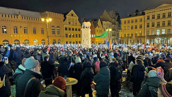 Tłumy zgromadziły się na rynku w Schwerinie przeciwko prawicowemu ekstremizmowi.  © Milad Kuhpai / NDR 