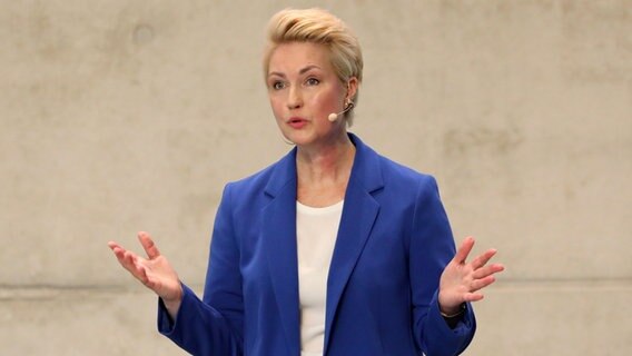 Manuela Schwesig (SPD), Ministerpräsidentin von Mecklenburg-Vorpommern, spricht beim Jahresempfang der Ministerpräsidentin in Parchim. © dpa-Bildfunk Foto: Bernd Wüstneck