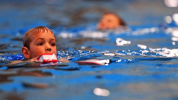 Kind lernt Schwimmen. © picture alliance / ZB | Jens Büttner Foto: Jens Büttner