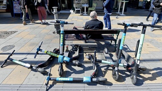 Elektro-Tretroller liegen kreuz und quer auf dem Boden. Elektro-Tretroller liegen kreuz und quer auf dem Boden. © picture alliance/APA/picturedesk.com Foto: Hans Klaus Techt