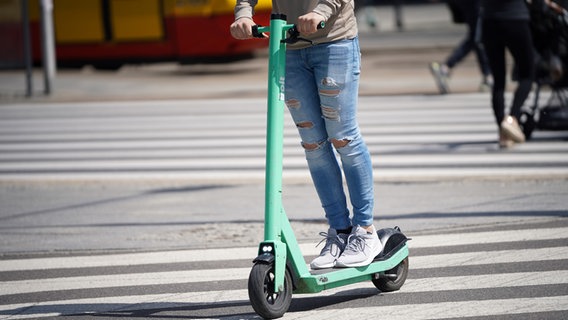 Ein Mann fährt mit einem E-Scooter über einen Zebrastreifen © picture alliance / NurPhoto Foto: Mateusz Wlodarczyk