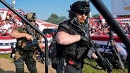 Agenten des US-Geheimdienstes Secret Serice umgeben die Bühne während einer Wahlkampfveranstaltung des republikanischen Präsidentschaftsbewerbers und ehemaligen US-Präsidenten Donald Trump in Butler. © dpa-Bildfunk/AP Foto: Evan Vucci