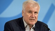 Bundesinnenminister Horst Seehofer (CSU) bei einer Pressekonferenz. © dpa bildfunk Foto: Jörg Carstensen