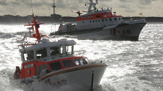 Seenotrettungskreuzer "Hermann Helms". Im Vordergrund: Rettungsboot "Verena" © dpa Foto: Ingo Wagner
