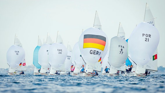 Mehrere Segelboote bei einer Regatta der Kieler Woche. © dpa bildfunk Foto: Sascha Klahn