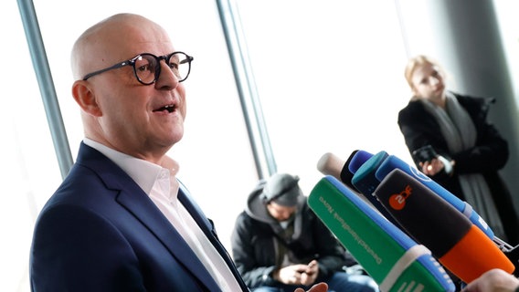Martin Seiler, Personalvorstand der Deutschen Bahn, spricht mit Journalisten bei einer Pressekonferenz über die Einigung mit der GDL im Tarifkonflikt. Martin Seiler, Personalvorstand der Deutschen Bahn, spricht mit Journalisten bei einer Pressekonferenz über die Einigung mit der GDL im Tarifkonflikt. © dpa-Bildfunk Foto: Carsten Koall