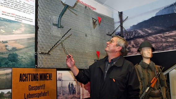 In einer Ausstellung ist eine Splittermine vom Typ SM-70 zu sehen In einer Ausstellung ist eine Splittermine vom Typ SM-70 zu sehen © dpa Foto: Carsten Rehder