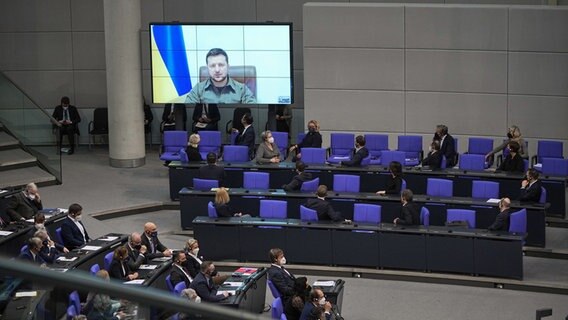 Der ukrainische Präsident Wolodymyr Selenskyj spricht über eine Videoschalte im Bundestag. © dpa-Bildfunk 