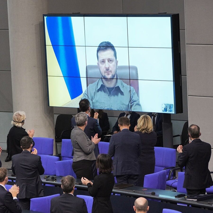 Der ukrainische Präsident Wolodymyr Selenskyj spricht über eine Videoschalte im Bundestag. © picture alliance/dpa | Michael Kappeler Foto: Michael Kappeler